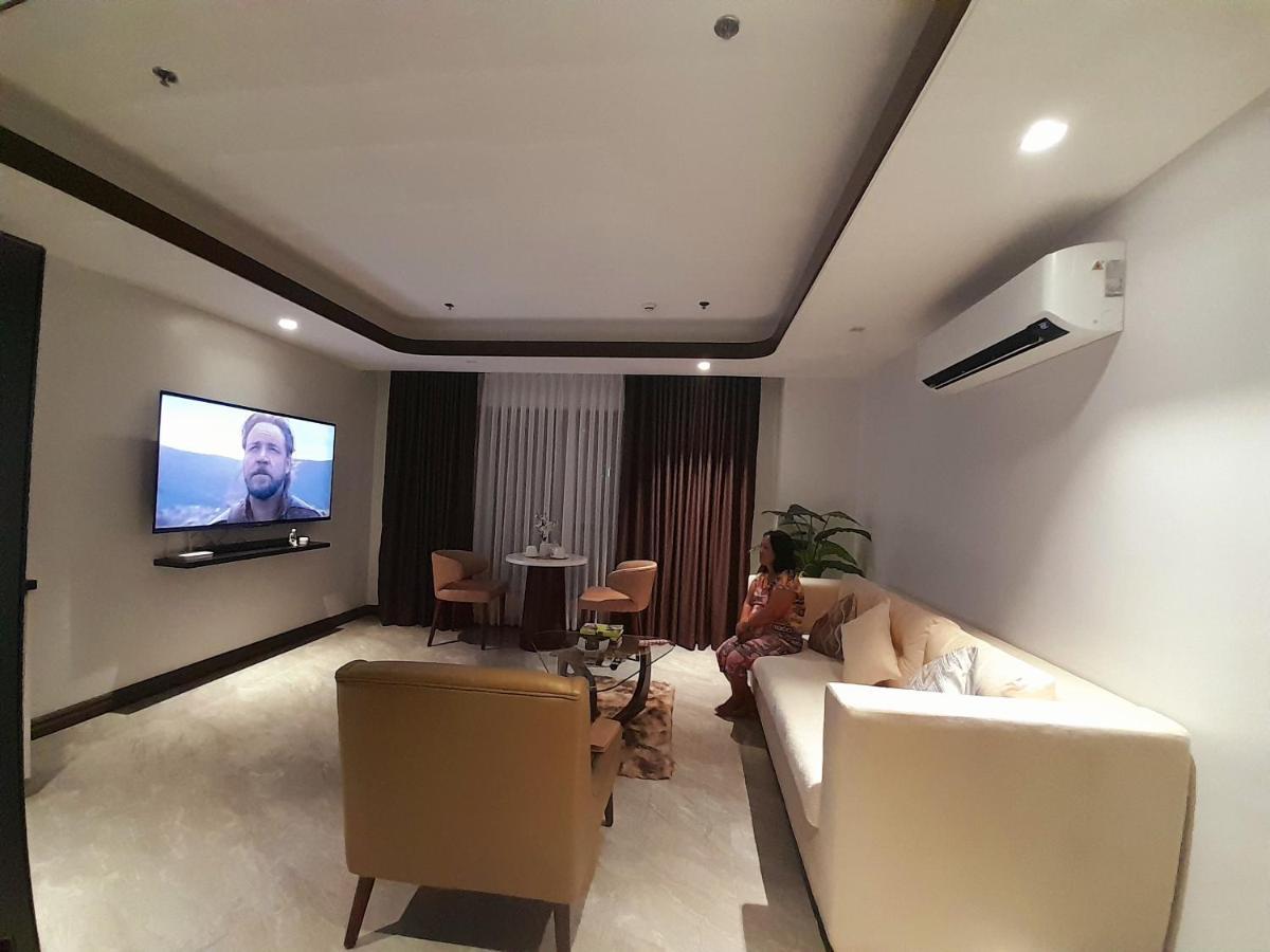 One Euphoria Prime Suite Hotel Angeles Bagian luar foto