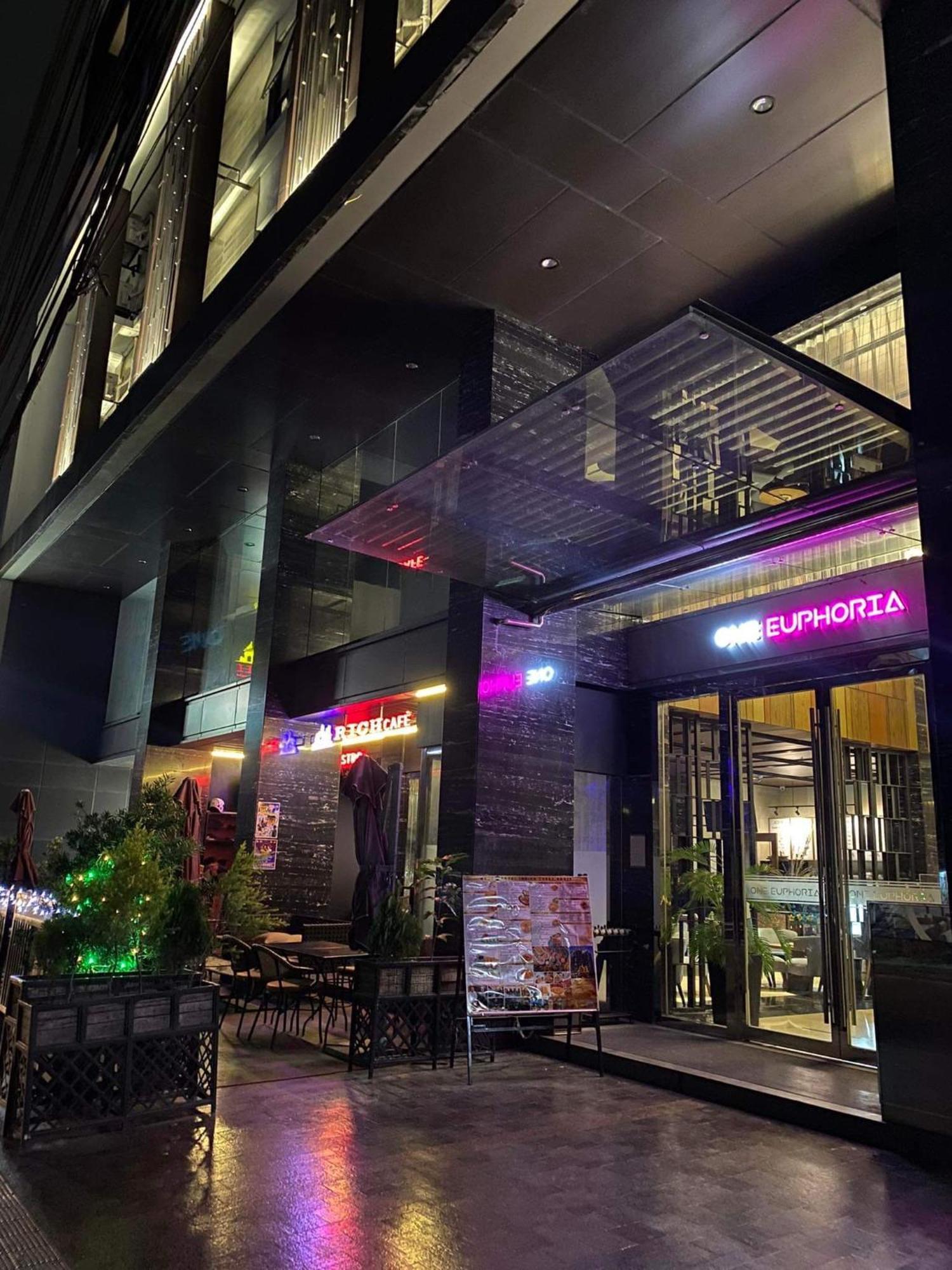 One Euphoria Prime Suite Hotel Angeles Bagian luar foto